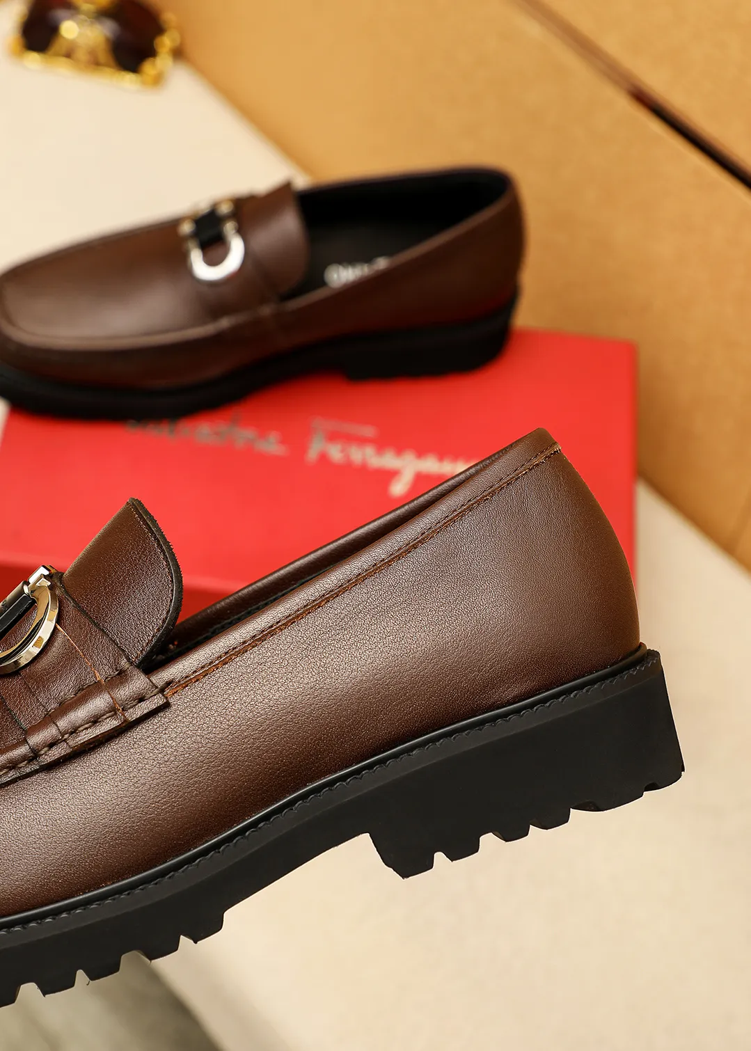 Men's shoes 💰560 💐 Product trademark: Ferragamo "Ferragamo" casual leather shoes Regular size: 38-44 (45.46🉑️customized) Product materials: Selected imported first-layer calfskin upper + original hardware buckle, imported water-dyed cowhide leather lining. Strong three-dimensional visual effect, original outsole color: 1⃣️color optional